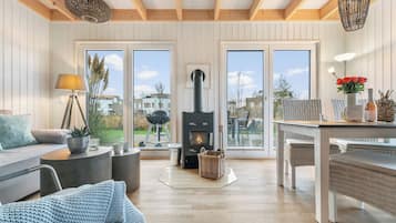 Tv, eldstad och ett bordtennisbord