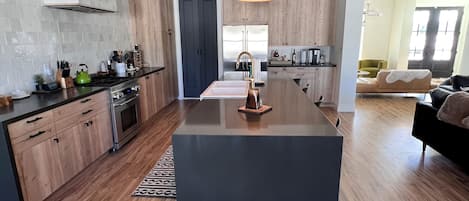 Refrigerador, microondas, horno y parrilla de estufa