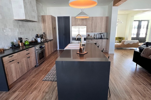 Køleskab, mikrobølgeovn, ovn, kogeplade