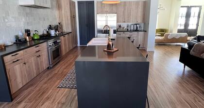 Spacious 4-bedroom house. Super quiet. close to snowbowl. Hour from Grand Canyon