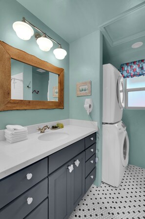 Shower, towels, soap, shampoo - Rose Canyon Lake Cabin on Mt. Lemmon, Arizona Overlooking Summerhaven (Mount Lemmon)