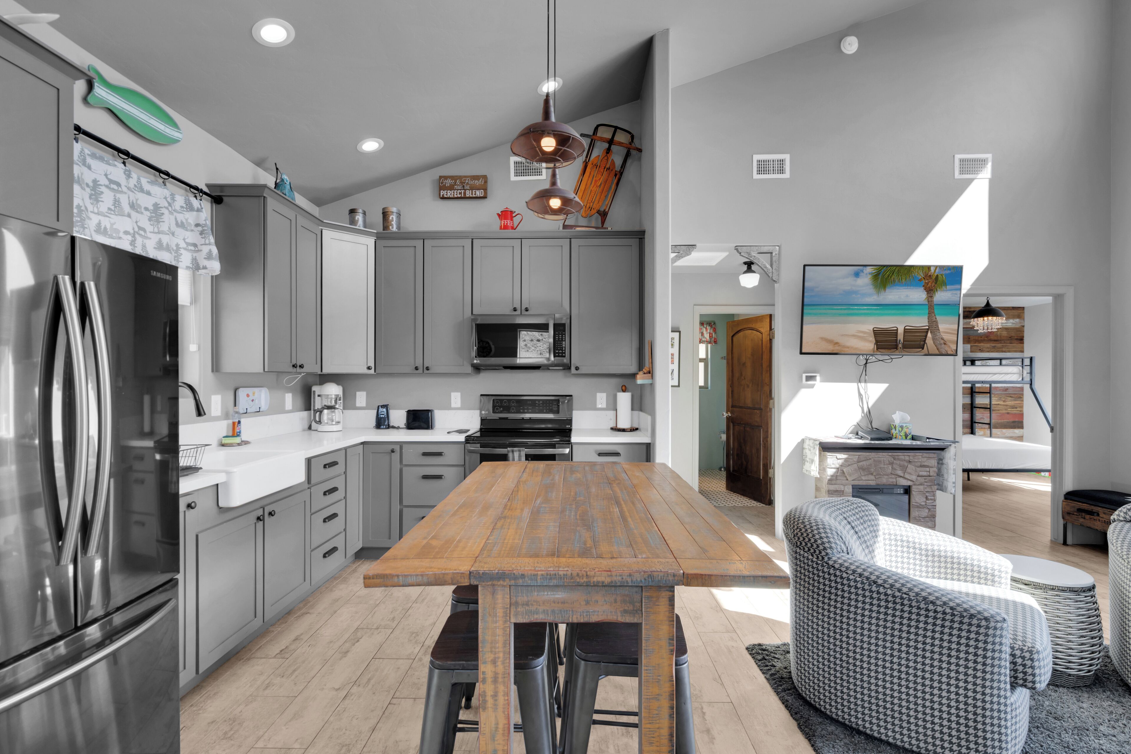 Kylskåp, mikrovågsugn, ugn och spishäll