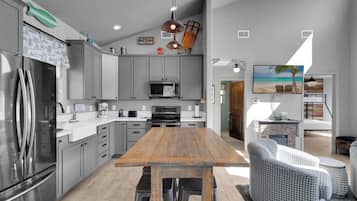 Kylskåp, mikrovågsugn, ugn och spishäll