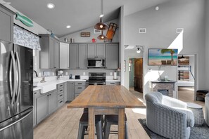 Jääkaappi, mikroaaltouuni, uuni, liesi