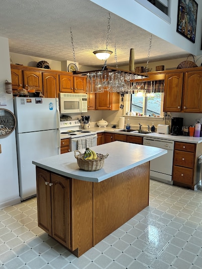 Charming 5-bedroom/3-bath home with easy access to Lake Cumberland