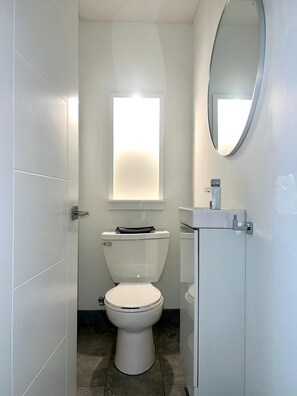Vasca idromassaggio, asciugamani, sapone, carta igienica