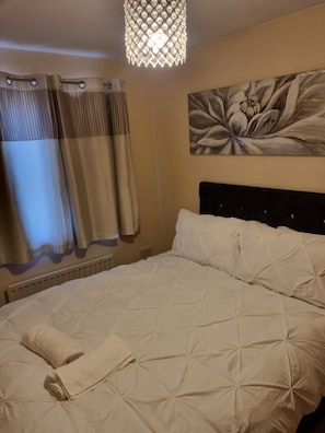 3 habitaciones, tabla de planchar con plancha, wifi y ropa de cama