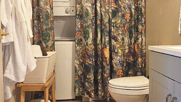 Douche, sĂšche-cheveux, serviettes fournies, savon