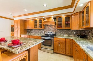 Microondas, horno, placa de cocina, lavavajillas