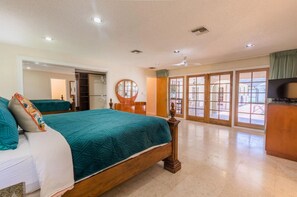 5 habitaciones, tabla de planchar con plancha, wifi y ropa de cama