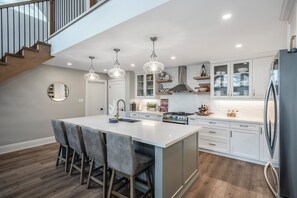 雪櫃、微波爐、焗爐、爐具