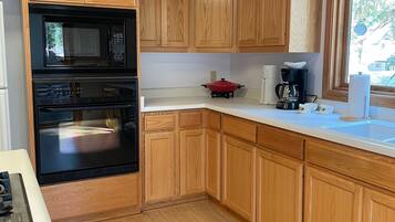 Mikrovågsugn, ugn, spishäll och diskmaskin