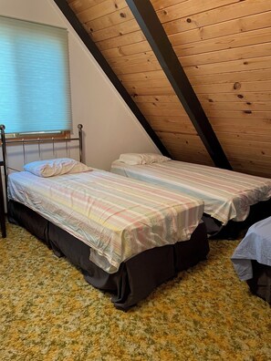 4 bedrooms, WiFi, bed sheets - GREAT FAMILY LOCATION! Peace in the Trees N Mace (Pioneer)