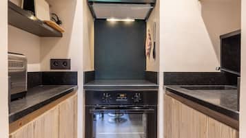 Een koelkast, een microgolfoven, een oven, een kookplaat