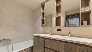 Een haardroger, handdoeken