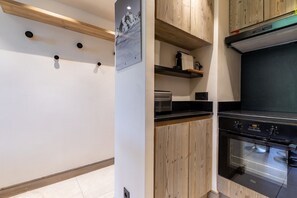 Fridge, microwave, oven, stovetop - Grand Sud - Cosy two bedroom ski in and out (Les Allues)