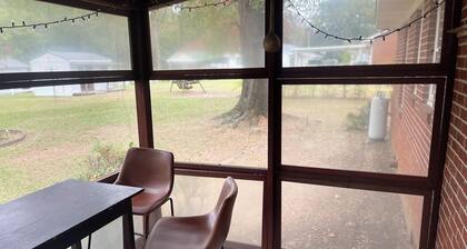 Charming 3-bedroom house in fantastic Kinston with WiFi, AC