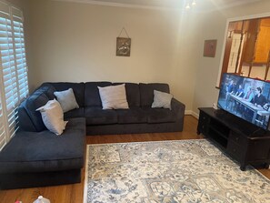 Smart TV, fireplace - Charming 3-bedroom house in fantastic Kinston with WiFi, AC (Kinston)