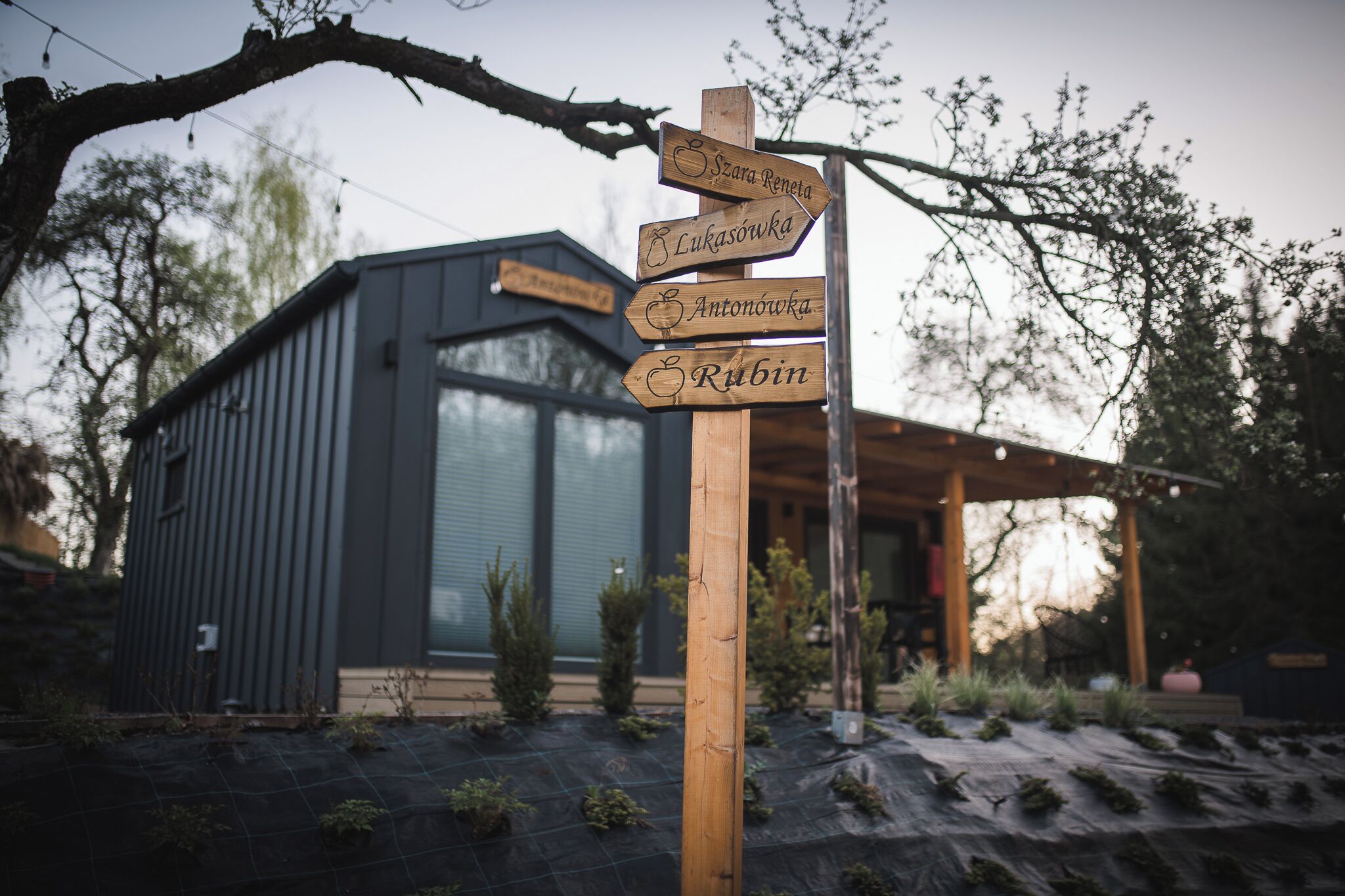 Een houten bord met aanduidingen naar verschillende locaties.