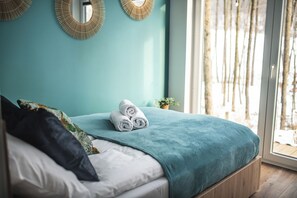 Superior Dağ Evi, Bahçe Manzaralı, Deniz Üstü | 2 yatak odası, ayrı ayrı dekore edilmiş, ayrı ayrı döşenmiş, masa 