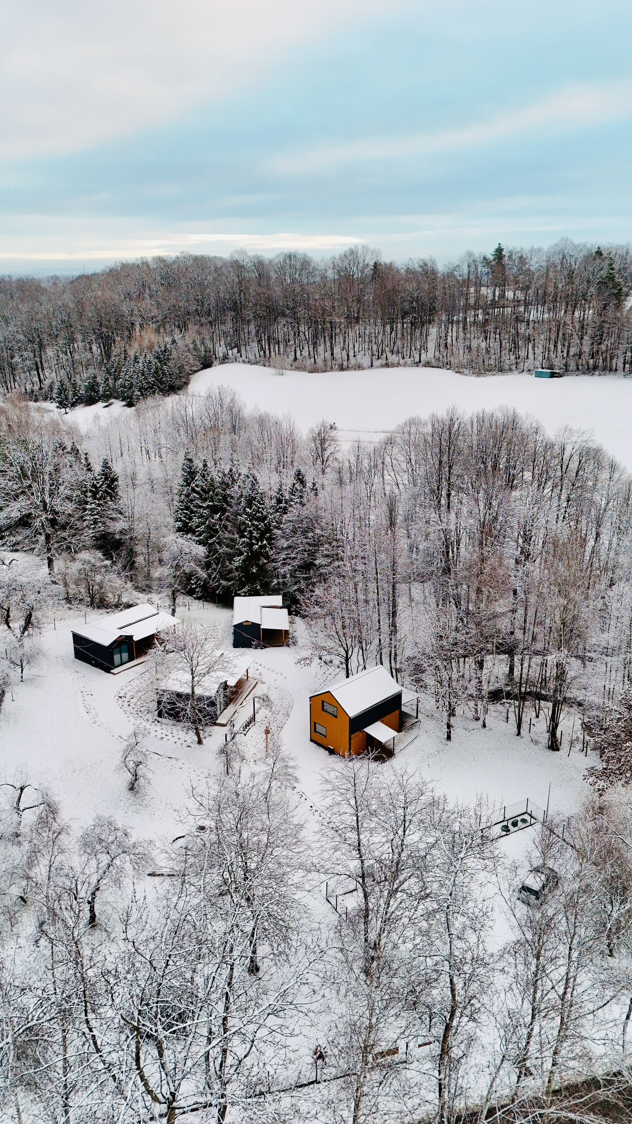 Un paysage enneigé avec plusieurs cabanes.