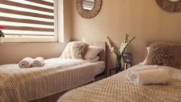 Deluxe chalet, uitzicht op tuin, op tussenverdieping | 2 slaapkamers, individueel gedecoreerd, individueel gemeubileerd