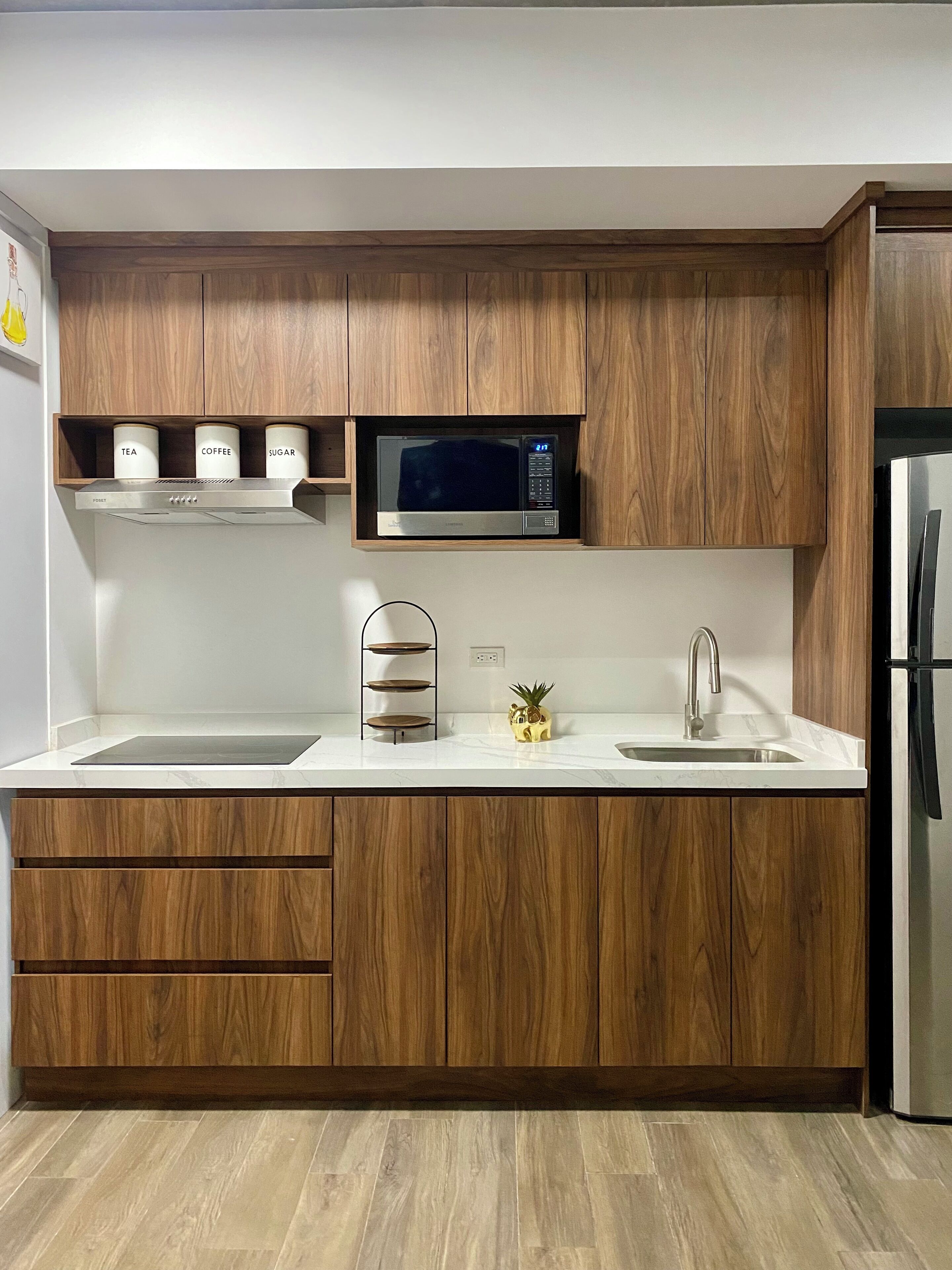 Micro-ondes, plaque de cuisson, cafetière/bouilloire, grille-pain