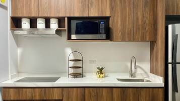 Micro-ondes, plaque de cuisson, cafetiĂšre/bouilloire, grille-pain