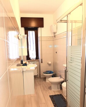 Een douche, een haardroger, een bidet, handdoeken