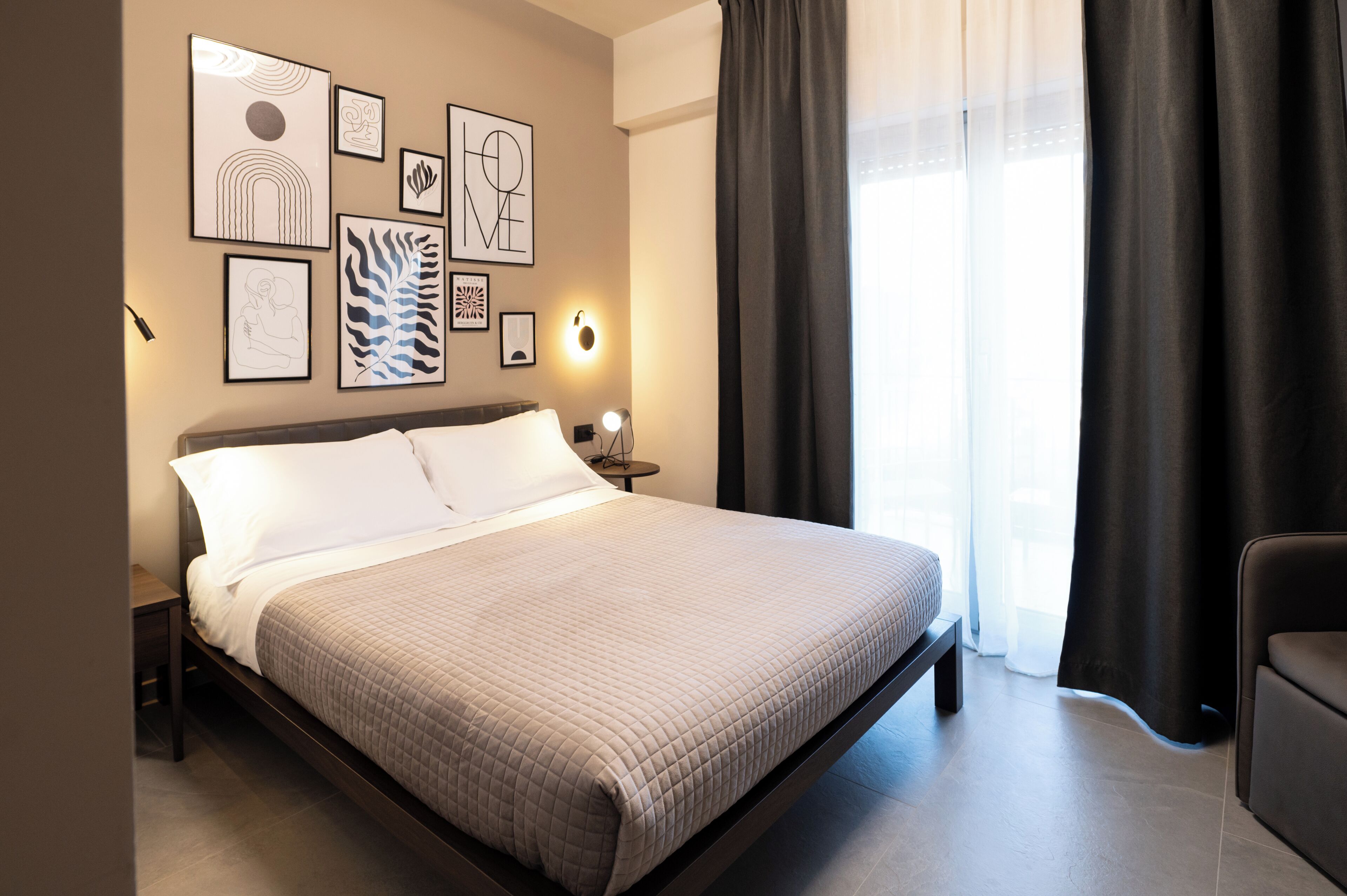 Chambre Confort | Literie de qualité supérieure, rideaux occultants