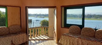 Spectacular view across the Nile, amazing location, Charming 2-bedroom apartment