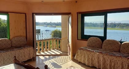 Spectacular view across the Nile, amazing location, Charming 2-bedroom apartment