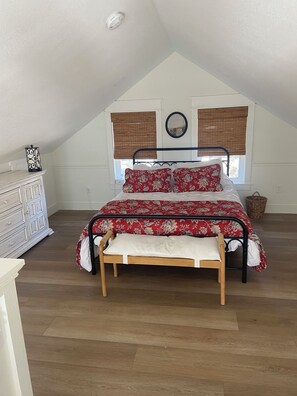 2 chambres, bureau, fer et planche à repasser, accès au Wi-Fi (inclus)