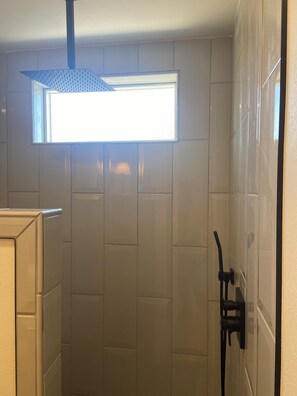 Shower, hair dryer, towels, soap - Cozy 2-bedroom cottage near Colorado College (Colorado Springs)