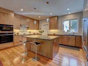 Fridge, oven, stovetop, dishwasher - Spacious 4-bedroom house with pool access in Great Barrington (Great Barrington)