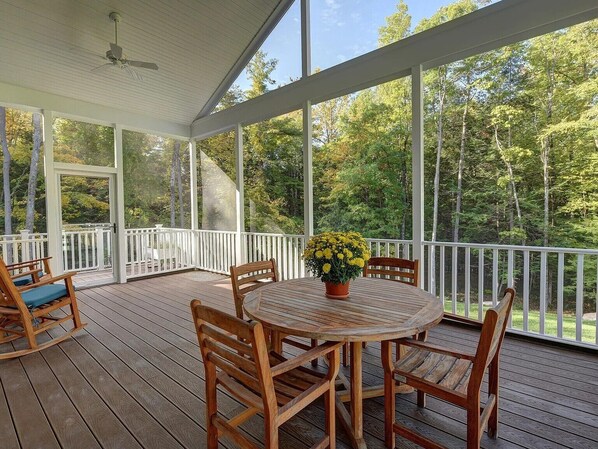 Outdoor dining - Spacious 4-bedroom house with pool access in Great Barrington (Great Barrington)