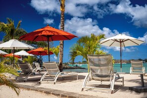 En privat strand, hvidt sand