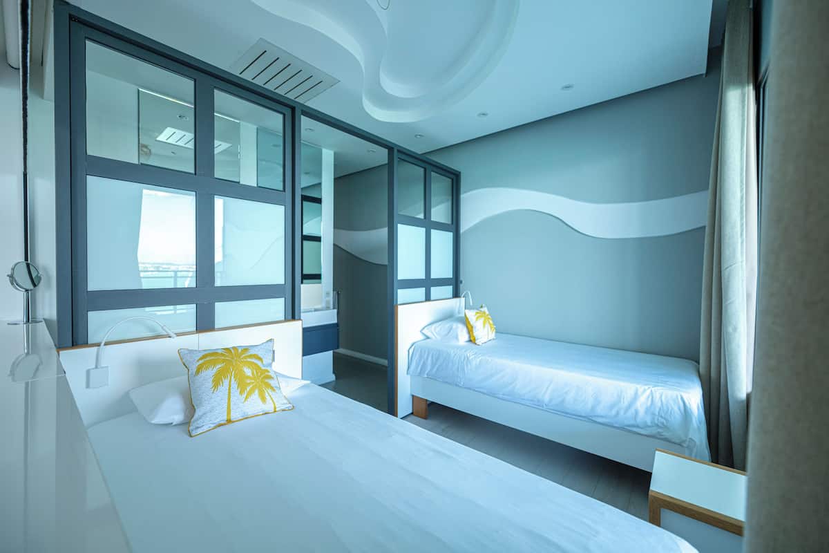 Superior kamer, uitzicht op oceaan, uitzicht op zee | Een minibar, een kluis op de kamer, geluiddichte muren, gratis wifi