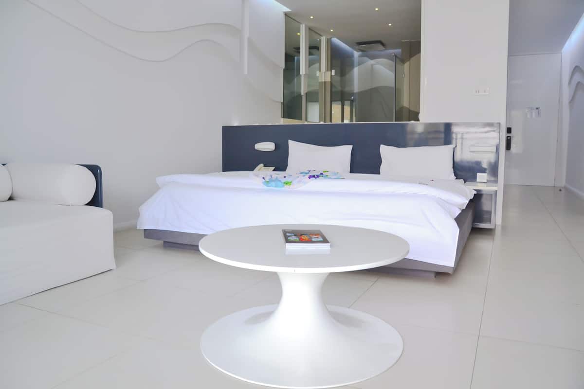 Deluxe tweepersoonskamer, 1 tweepersoonsbed, balkon, bijgebouw | Een minibar, een kluis op de kamer, geluiddichte muren, gratis wifi