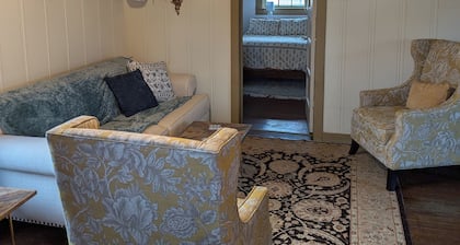 Charming 2-bedroom cottage in the great little town of Dillon with WiFi