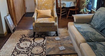 Charming 2-bedroom cottage in the great little town of Dillon with WiFi