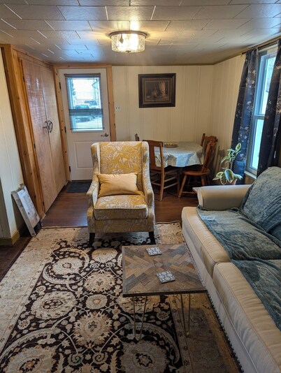 Charming 2-bedroom cottage in the great little town of Dillon with WiFi