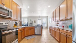 Microondas, horno, placa de cocina, lavavajillas