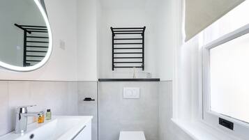 Studiosuite – premium, byutsikt | Bad | Toalettartikler (inkludert), hårføner, håndklær og såpe