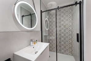 Superior Studio Suite, City View | Bathroom | Free toiletries, hair dryer, towels, soap - YTD Residential (London)