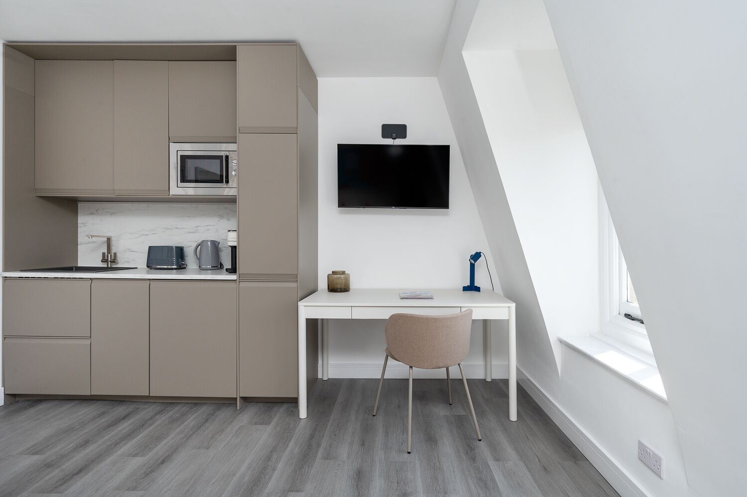 Tủ lạnh nhỏ, lò vi sóng, dụng cụ nấu nướng/bát dĩa/dao nĩa 