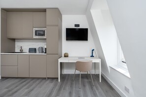 Mini réfrigérateur, micro-ondes