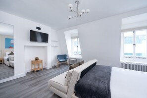Deluxe Studio Suite, City View | Desk, laptop workspace, soundproofing, iron/ironing board - YTD Residential (London)