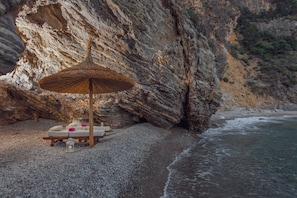 Spiaggia privata, cabine da spiaggia gratuite, lettini da mare