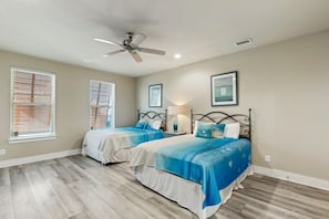 2 bedrooms, iron/ironing board, WiFi, bed sheets - Bottlenose Beach House (Gulf Shores)